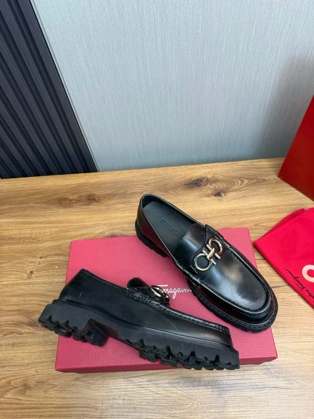 Men's shoes 💰880💰 Ferragamo. [Ferragamo] men's thick-soled loafers, the latest hot style, 1:1 original purchase quality, top quality, imported open-edge beaded cowhide leather on the upper, hand-made three-dimensional stitching highlights the round toe design, the inner foot pads are all imported cowhide, with original lightweight foam outsole, matching code 39-44, (38, 45 custom-made, non-refundable)